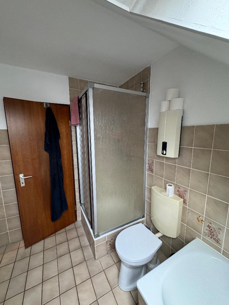 Badezimmer mit Dusche und Durchlauferhitzer