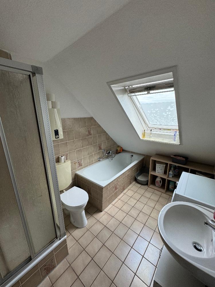 Badezimmer mit Badewanne und Fenster